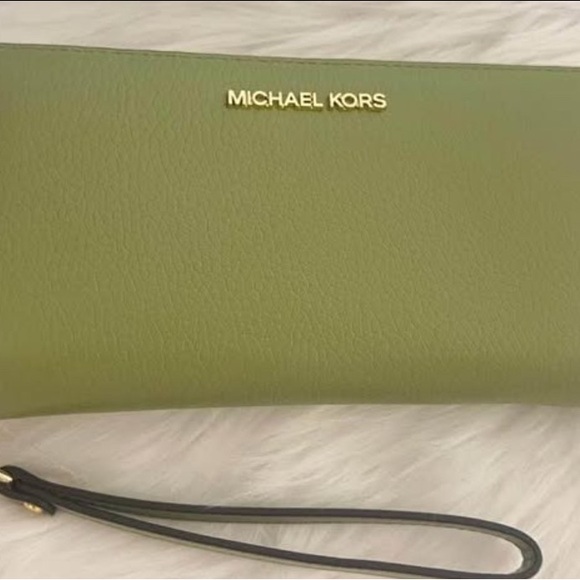 Michael Kors Continental Wallet - Picture 2 of 4